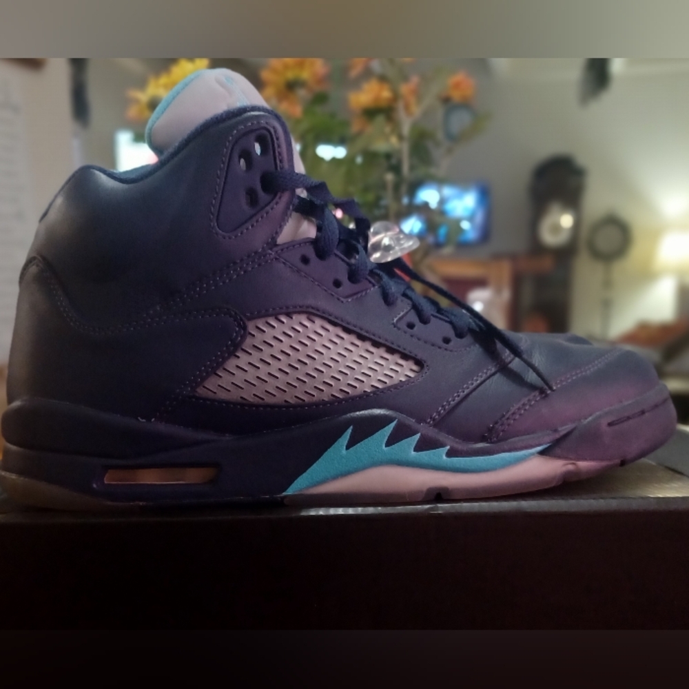 Men's Air Jordan - Picture 3 of 5
